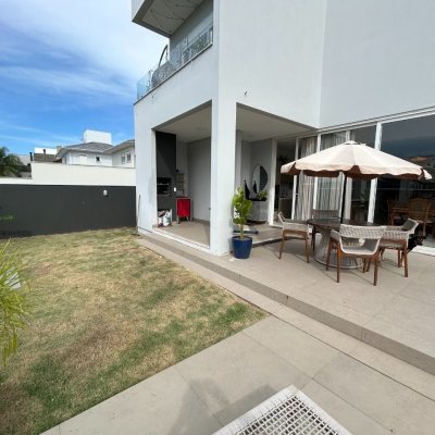 Casa Residencial com 278m², 5 quartos, 2 suítes, 4 garagens, no bairro Campeche em Florianópolis