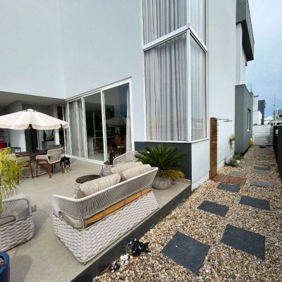 Casa Residencial com 278m², 5 quartos, 2 suítes, 4 garagens, no bairro Campeche em Florianópolis