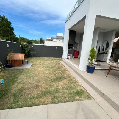 Casa Residencial com 278m², 5 quartos, 2 suítes, 4 garagens, no bairro Campeche em Florianópolis