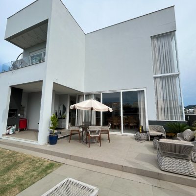 Casa Residencial com 278m², 5 quartos, 2 suítes, 4 garagens, no bairro Campeche em Florianópolis