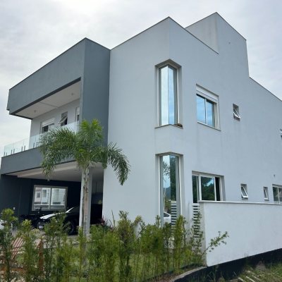 Casa Residencial com 278m², 5 quartos, 2 suítes, 4 garagens, no bairro Campeche em Florianópolis