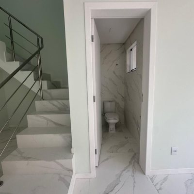 Sobrado Residencial com 102m², 3 quartos, 2 suítes, 2 garagens, no bairro Forquilhas em São José