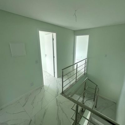 Sobrado Residencial com 102m², 3 quartos, 2 suítes, 2 garagens, no bairro Forquilhas em São José