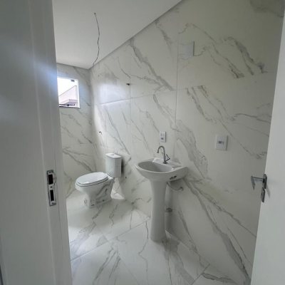 Sobrado Residencial com 102m², 3 quartos, 2 suítes, 2 garagens, no bairro Forquilhas em São José