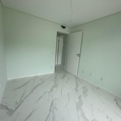 Sobrado Residencial com 102m², 3 quartos, 2 suítes, 2 garagens, no bairro Forquilhas em São José