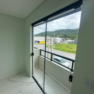 Sobrado Residencial com 102m², 3 quartos, 2 suítes, 2 garagens, no bairro Forquilhas em São José