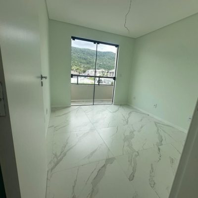 Sobrado Residencial com 102m², 3 quartos, 2 suítes, 2 garagens, no bairro Forquilhas em São José
