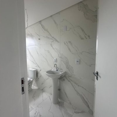 Sobrado Residencial com 102m², 3 quartos, 2 suítes, 2 garagens, no bairro Forquilhas em São José