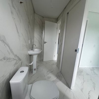 Sobrado Residencial com 102m², 3 quartos, 2 suítes, 2 garagens, no bairro Forquilhas em São José