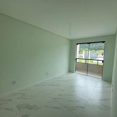 Sobrado Residencial com 102m², 3 quartos, 2 suítes, 2 garagens, no bairro Forquilhas em São José