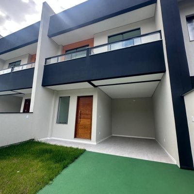 Sobrado Residencial com 102m², 3 quartos, 2 suítes, 2 garagens, no bairro Forquilhas em São José