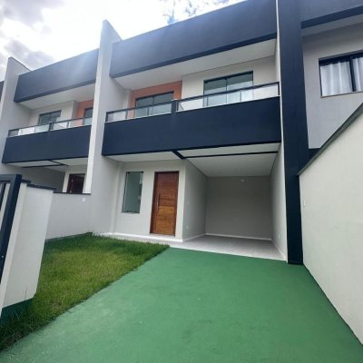 Sobrado Residencial com 102m², 3 quartos, 2 suítes, 2 garagens, no bairro Forquilhas em São José
