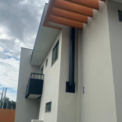 Sobrado Residencial com 113m², 3 quartos, 2 suítes, 2 garagens, no bairro Forquilhas em São José