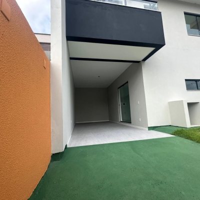 Sobrado Residencial com 113m², 3 quartos, 2 suítes, 2 garagens, no bairro Forquilhas em São José