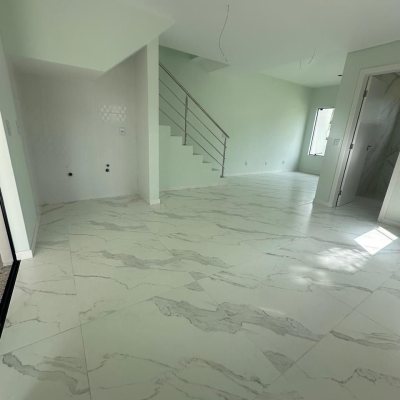 Sobrado Residencial com 113m², 3 quartos, 2 suítes, 2 garagens, no bairro Forquilhas em São José