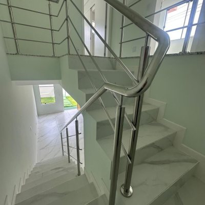 Sobrado Residencial com 113m², 3 quartos, 2 suítes, 2 garagens, no bairro Forquilhas em São José