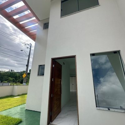 Sobrado Residencial com 113m², 3 quartos, 2 suítes, 2 garagens, no bairro Forquilhas em São José
