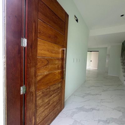 Sobrado Residencial com 113m², 3 quartos, 2 suítes, 2 garagens, no bairro Forquilhas em São José