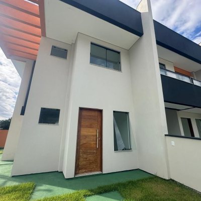 Sobrado Residencial com 113m², 3 quartos, 2 suítes, 2 garagens, no bairro Forquilhas em São José