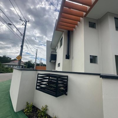Sobrado Residencial com 113m², 3 quartos, 2 suítes, 2 garagens, no bairro Forquilhas em São José