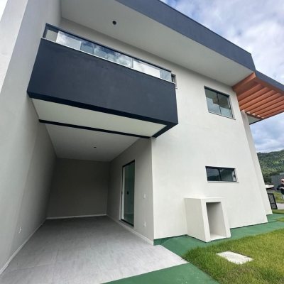 Sobrado Residencial com 113m², 3 quartos, 2 suítes, 2 garagens, no bairro Forquilhas em São José