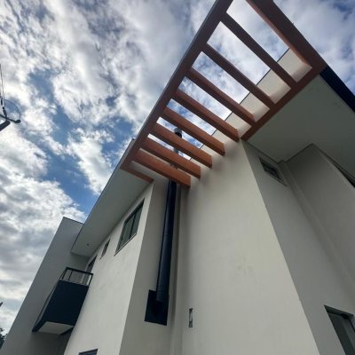 Sobrado Residencial com 113m², 3 quartos, 2 suítes, 2 garagens, no bairro Forquilhas em São José