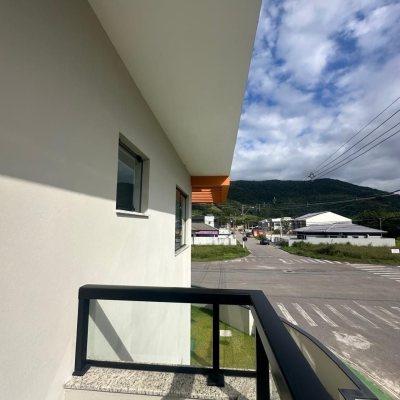 Sobrado Residencial com 113m², 3 quartos, 2 suítes, 2 garagens, no bairro Forquilhas em São José