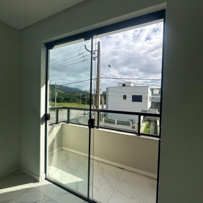 Sobrado Residencial com 113m², 3 quartos, 2 suítes, 2 garagens, no bairro Forquilhas em São José