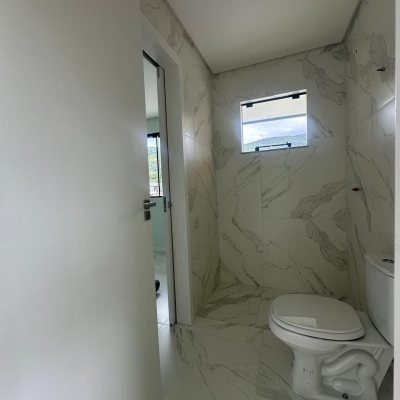 Sobrado Residencial com 113m², 3 quartos, 2 suítes, 2 garagens, no bairro Forquilhas em São José