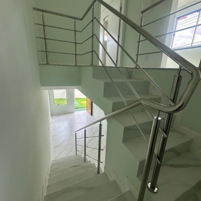 Sobrado Residencial com 113m², 3 quartos, 2 suítes, 2 garagens, no bairro Forquilhas em São José