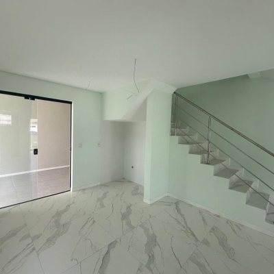 Sobrado Residencial com 113m², 3 quartos, 2 suítes, 2 garagens, no bairro Forquilhas em São José