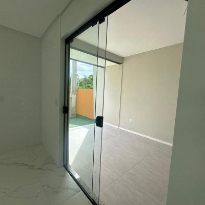 Sobrado Residencial com 113m², 3 quartos, 2 suítes, 2 garagens, no bairro Forquilhas em São José
