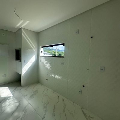 Sobrado Residencial com 113m², 3 quartos, 2 suítes, 2 garagens, no bairro Forquilhas em São José