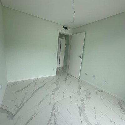 Sobrado Residencial com 145m², 3 quartos, 2 suítes, 2 garagens, no bairro Forquilhas em São José