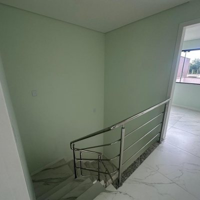 Sobrado Residencial com 145m², 3 quartos, 2 suítes, 2 garagens, no bairro Forquilhas em São José