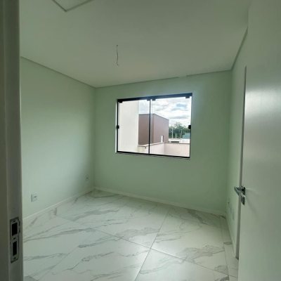Sobrado Residencial com 145m², 3 quartos, 2 suítes, 2 garagens, no bairro Forquilhas em São José