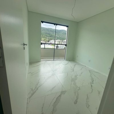 Sobrado Residencial com 145m², 3 quartos, 2 suítes, 2 garagens, no bairro Forquilhas em São José