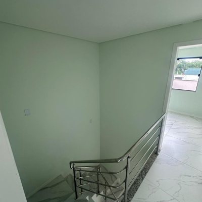 Sobrado Residencial com 145m², 3 quartos, 2 suítes, 2 garagens, no bairro Forquilhas em São José