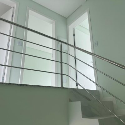 Sobrado Residencial com 145m², 3 quartos, 2 suítes, 2 garagens, no bairro Forquilhas em São José