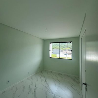 Sobrado Residencial com 145m², 3 quartos, 2 suítes, 2 garagens, no bairro Forquilhas em São José