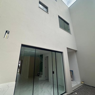 Sobrado Residencial com 145m², 3 quartos, 2 suítes, 2 garagens, no bairro Forquilhas em São José