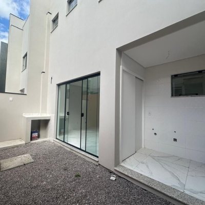 Sobrado Residencial com 145m², 3 quartos, 2 suítes, 2 garagens, no bairro Forquilhas em São José