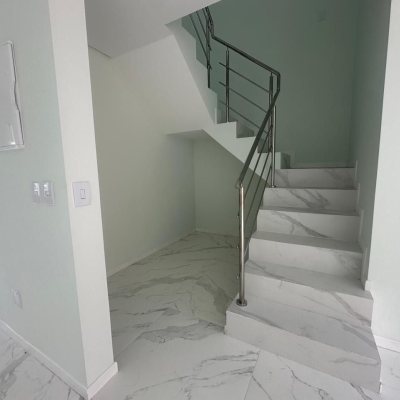 Sobrado Residencial com 145m², 3 quartos, 2 suítes, 2 garagens, no bairro Forquilhas em São José