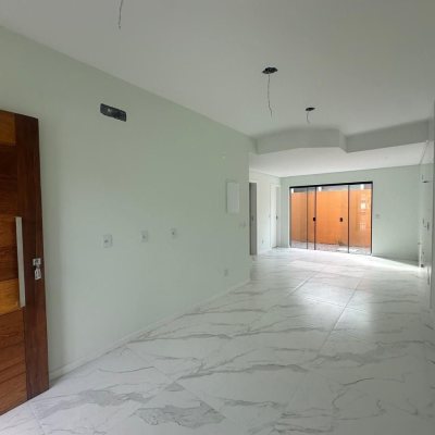 Sobrado Residencial com 145m², 3 quartos, 2 suítes, 2 garagens, no bairro Forquilhas em São José