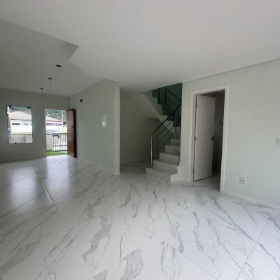 Sobrado Residencial com 145m², 3 quartos, 2 suítes, 2 garagens, no bairro Forquilhas em São José