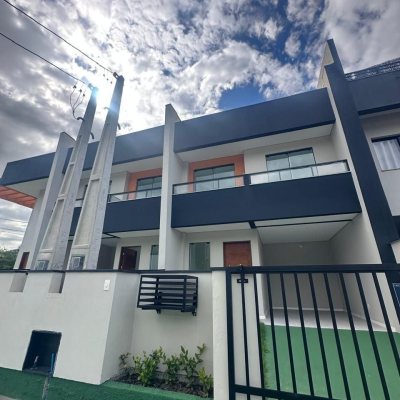 Sobrado Residencial com 145m², 3 quartos, 2 suítes, 2 garagens, no bairro Forquilhas em São José