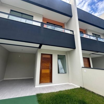 Sobrado Residencial com 145m², 3 quartos, 2 suítes, 2 garagens, no bairro Forquilhas em São José