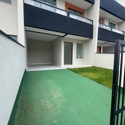Sobrado Residencial com 145m², 3 quartos, 2 suítes, 2 garagens, no bairro Forquilhas em São José