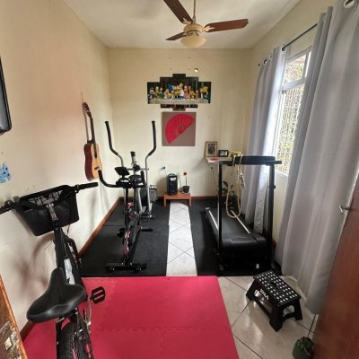 Casa Residencial com 175m², 6 quartos, 2 garagens, no bairro Agronômica em Florianópolis