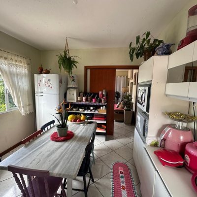 Casa Residencial com 175m², 6 quartos, 2 garagens, no bairro Agronômica em Florianópolis